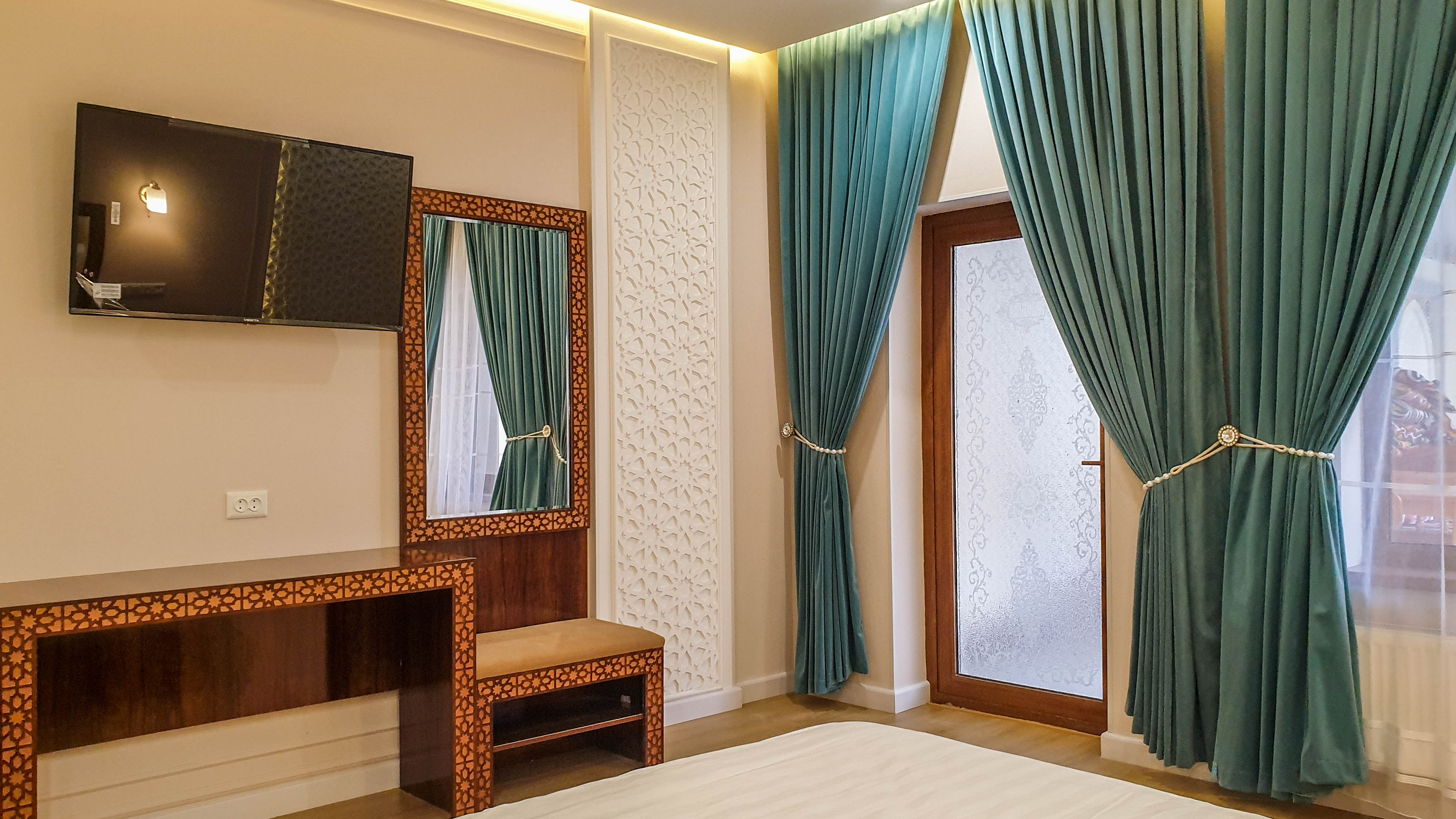 Superior double room desk, TV, luggage s